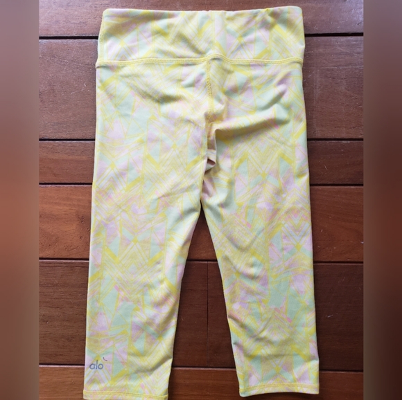 Alo Yoga Yellow Airbrush Capri in Zest Indio Small - Picture 4 of 9